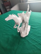 Stara niemiecka porcelanowa figurka Wallendorf  para białych koni w galopie