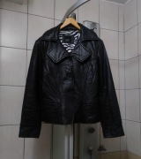 Czarna kurtka skórzana marki CKN of Scandinavia rozmiar L metka z tył