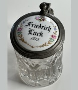 1872. XIX w. kufel szklany z cynową pokrywą porcelanowy medalion antyk