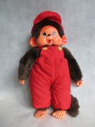DUŻA MAŁPKA "MONCHHICHI" SEKIGUCHI - " CHŁOPIEC W CZERWONYCH  SPODNIACH  "