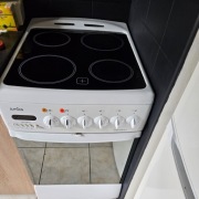 Kuchenka elektryczna z piekarnikiem firmy Amica.