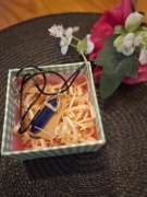 Naszyjnik na czarnym rzemyku z zawieszką kamień w kształcie 6 kątnej kol