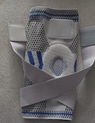 Ochraniacz na kolano z żelową wkładką i stabilizatorem bocznym