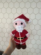 Duży mikołaj wykonany na szydełku 