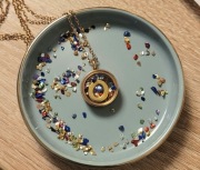 Naszyjnik sekretnik z literką medalion litera O