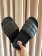 Czarne klapki piankowe