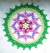 Wiosenna koronkowa serwetka frywolitka 17 cm