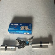 dwie wkładki antywłamaniowe w klasie C  górna i podklamkowa 