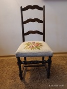 Stare, solidne krzesło z siedziskiem z trawy morskiej – motyw kwiatowy