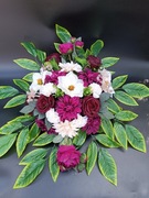 Sztuczna wiązanka, kompozycja kwiatowa na grób.