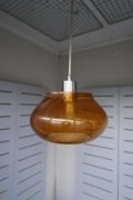 Nowoczesna lampa wisząca z kloszem w kolorze bursztynowym