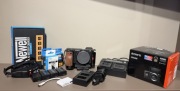 Sony A6400 zestaw - klatka SmallRig, 4 baterie, 3 ładowarki
