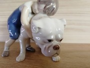 Figurka Royal Copenhagen Bing & Grondahl chłopiec przytulający buldoga 
