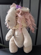 Koń,konik z włosami w szalu zrobionym na drutach i szydełkowymi kwiatami