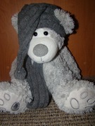 Pluszowy szary miś z czapką i szalikem