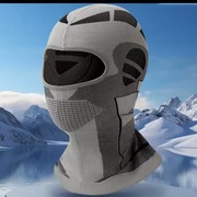 Kominiarka termoaktywna, biała oraz szara. 