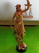 Temida w kolorze zlotym