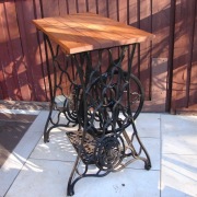 Stolik - żeliwna podstawa z maszyny do szycia Singer