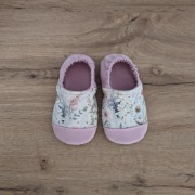Kapcie dziecięce typu barefoot, wzór KWIATKI na kremowym tle