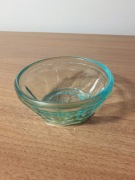 Miseczka szklana o seledynowym zabarwieniu