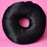 Poduszka do piercingu donut satynowy czarny 35 cm