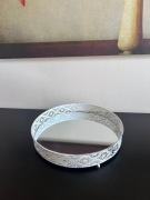 Taca podstawka ażurowa biała lustrzana