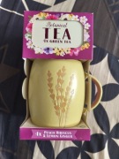 Kubek w zestawie z herbatą. 