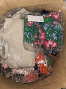 karton różnych nowych damskich ubrań + paski