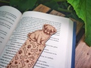 Drewniana zakładka do książki z grawerem PIES MOPS Mopsik