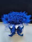 Wieczne róże w pudełku wstążka niebieska z brokatem 18 sztuk