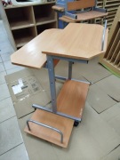 Stolik do komputera na kółkach 