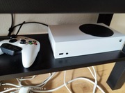 xbox series S plus sluchawki i pilot.