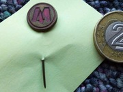Metro Warszawa przypinka na szpilce metal czerwona emalia LOGO "M" ok.1987