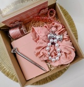 Elegancki zestaw na święta - brelok, scrunchie, notes, długopis 