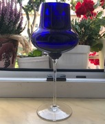 Wazon na stopce szklany barwiony w masie.