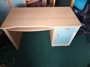 Biurko z wbudowaną szawką