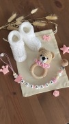 Zestaw prezentowy: Grzechotka miś, buciki, zawieszka na smoczek, Gift Box