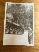 Zdjęcie obok czołgu T-34 (1904)  