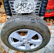 sprzedam 4 koła 15: felgi alu, opony letnie, komplet nakrętek (Yaris 2022)