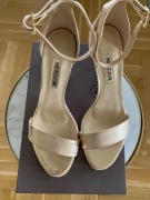 Złote skórzane sandały na szpilce