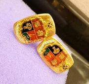 To spinka do mankietu przedstawiająca herb Queensland, stanu w Australii