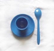 niebieski kieliszek na jajko, niebieska jajcarka, granatowy kieliszek jajko