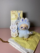 Oryginalna lalka labubu pin for love v.4 mini literka D