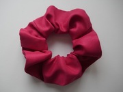 Jedwabna gumka scrunchie do włosów fuksja matowa