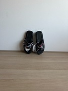 Piankowe klapki basenowe Kubota 38 kwiatuszki czarne