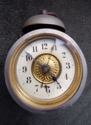 Przedwojenny budzik mały na chodzie w obudowie metalowej