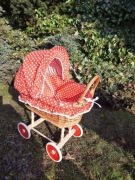 Wózek wiklinowy dla lalek 