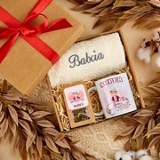 Zestaw prezent Dzień Babci kosz prezentowy herbata, kubek, ręcznik