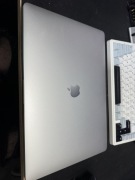MacBook Pro 15” 2018 i7 / 16GB RAM / 256GB SSD / Touch Bar