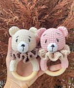 Grzechotka szydełkowa  miś – ręcznie robiona zabawka dla niemowlaka